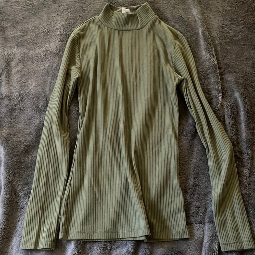Women’s green long sleeve shirt